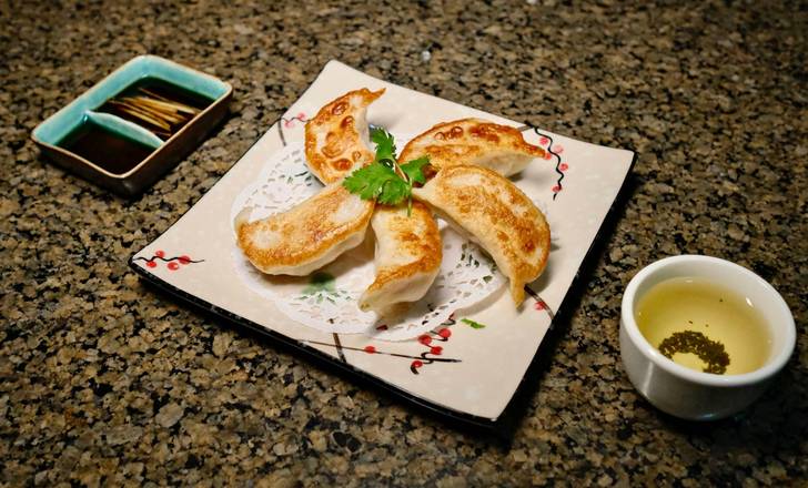 Pan-fried pork dumplings 5pc 猪肉锅贴